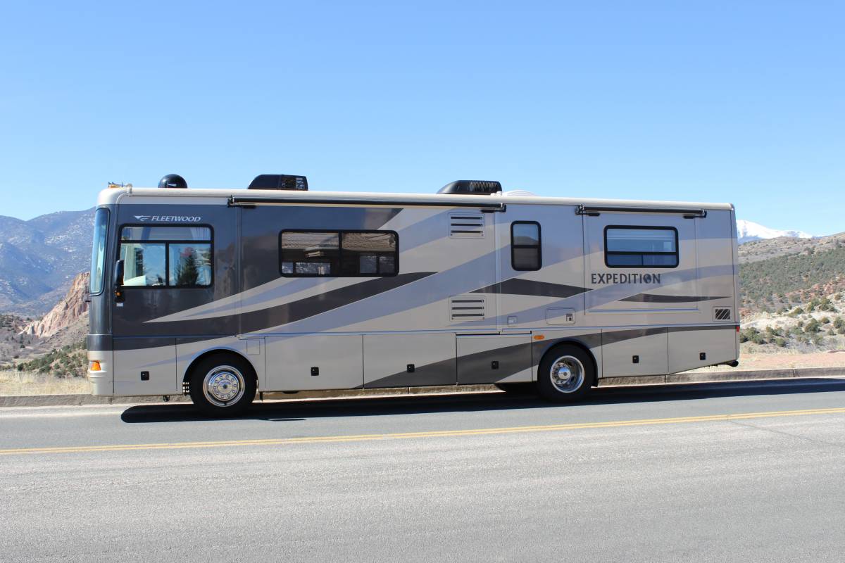 2005 Fleetwood Expedition Luxury Diesel w/ 3 slides RV Rental