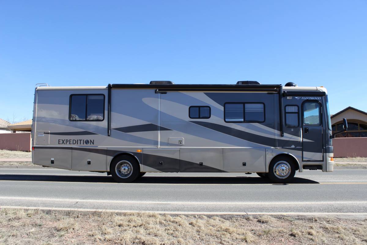 2005 Fleetwood Expedition Luxury Diesel w/ 3 slides RV Rental